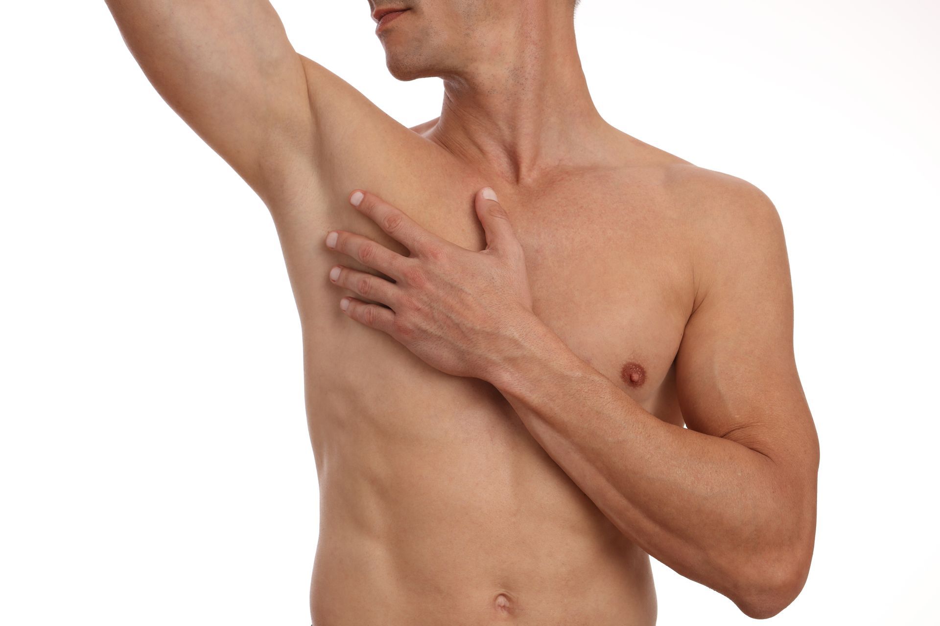 Haut du corps d'un homme torse-nu épilé.