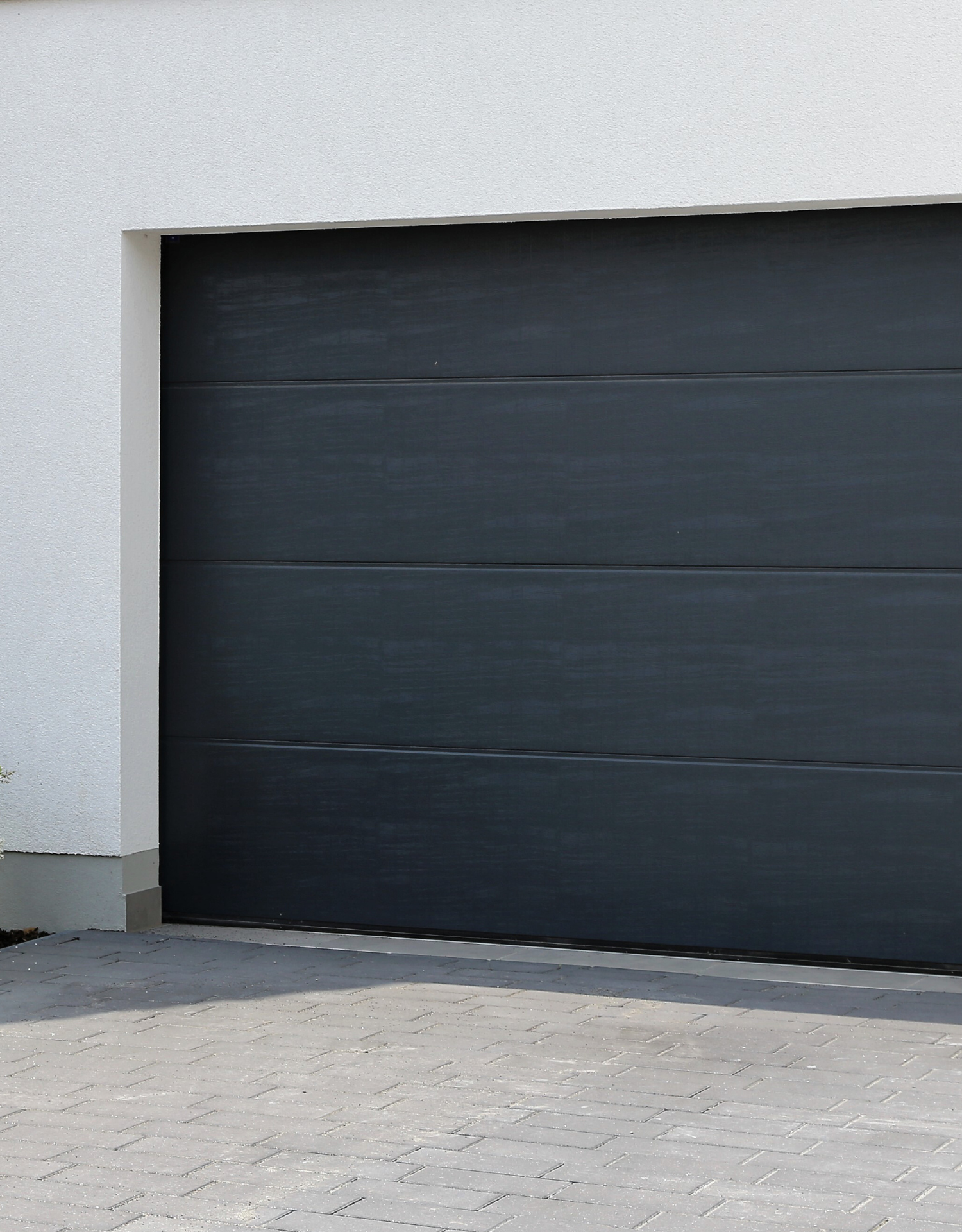Pièce vide aux murs bleus, porte coulissante en verre donnant sur un balcon et lumière naturelle.