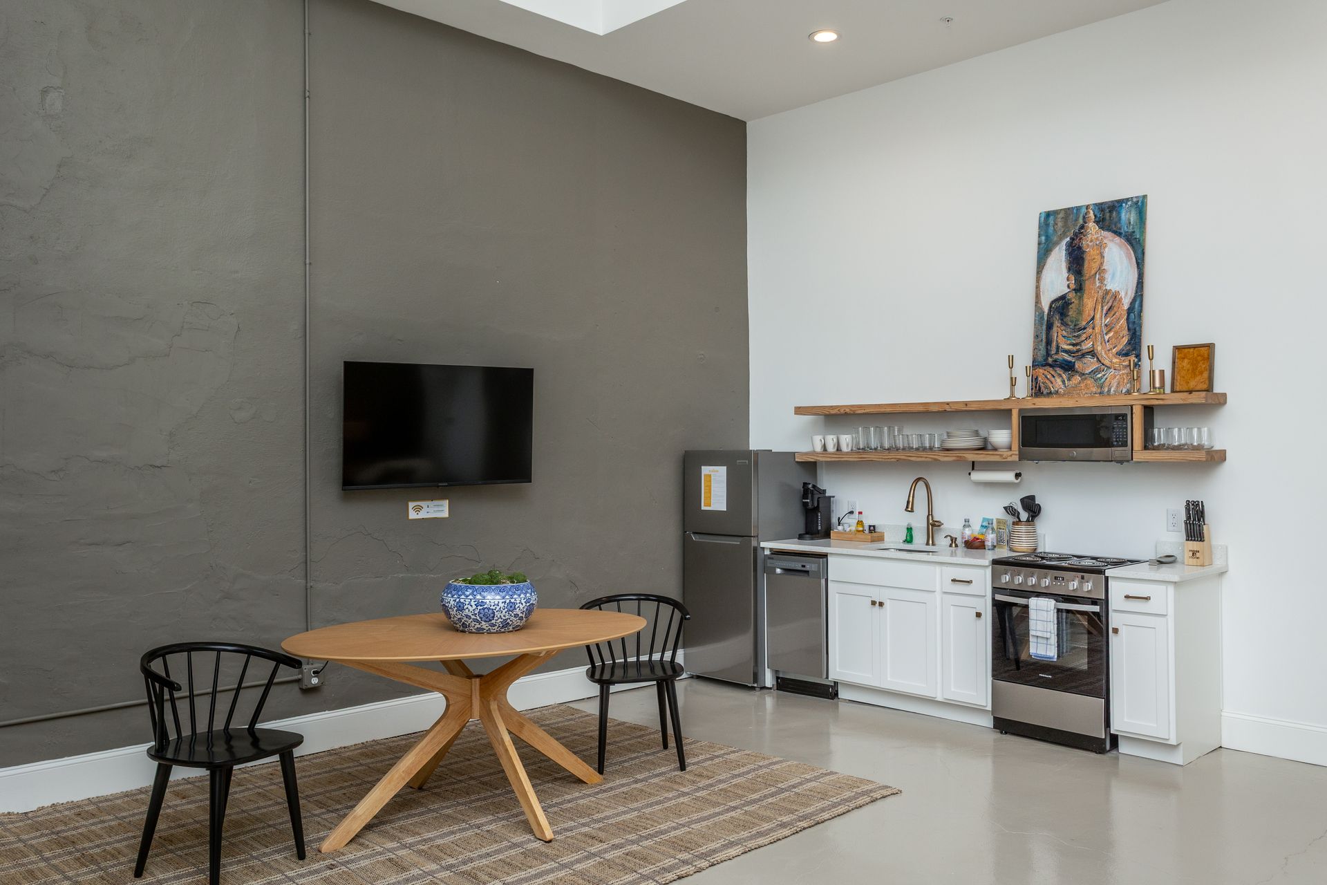 Kitchen, tv, table, black chairs