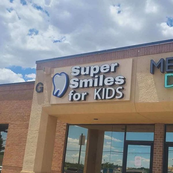 A building with a sign that says super smiles for kids