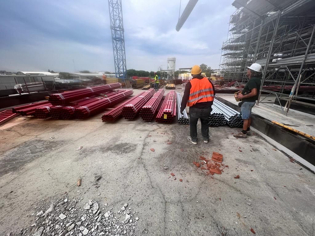 Un gruppo di operai edili si trova in un cantiere.