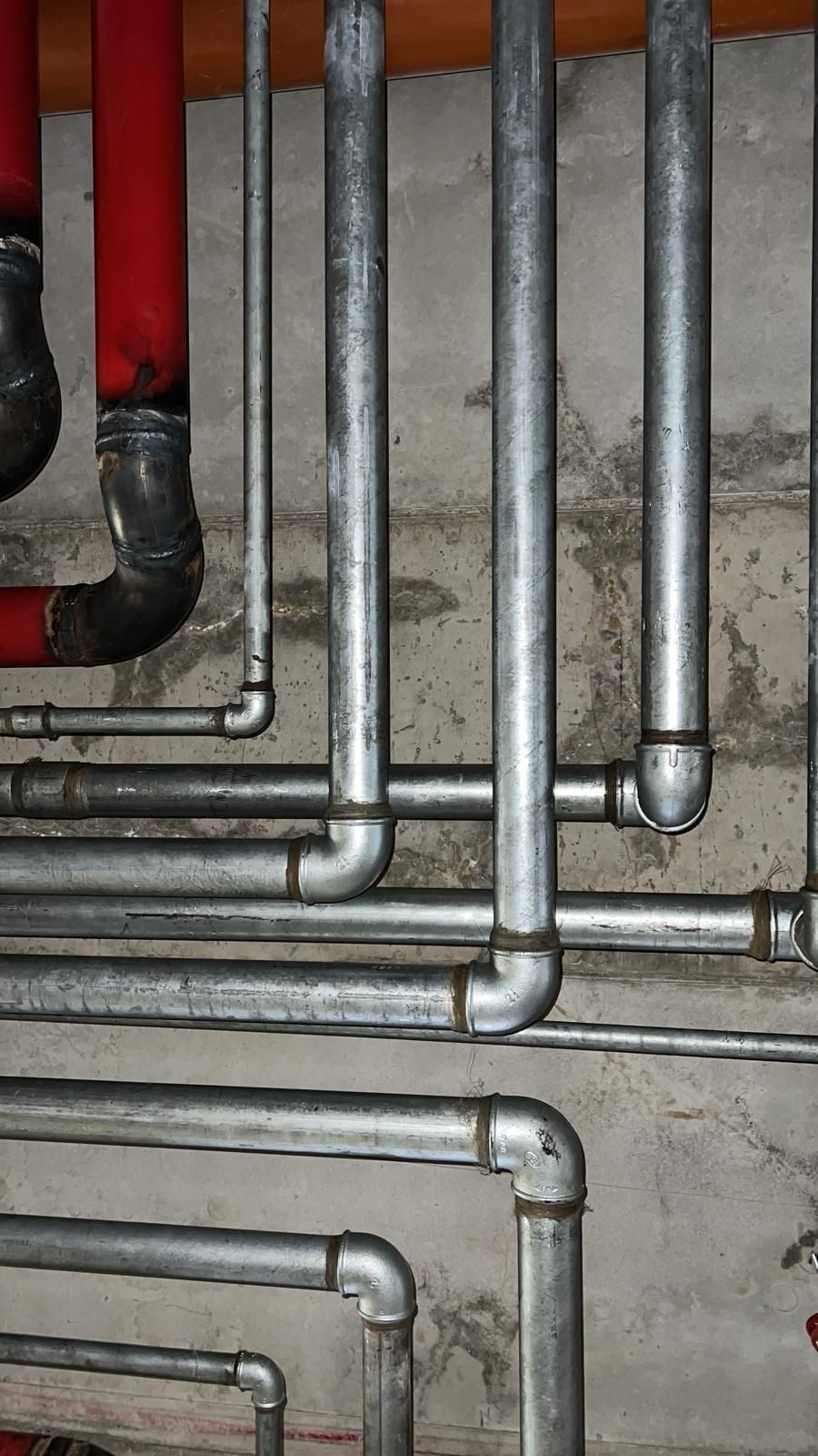 Un gruppo di tubi sono collegati tra loro su un muro.