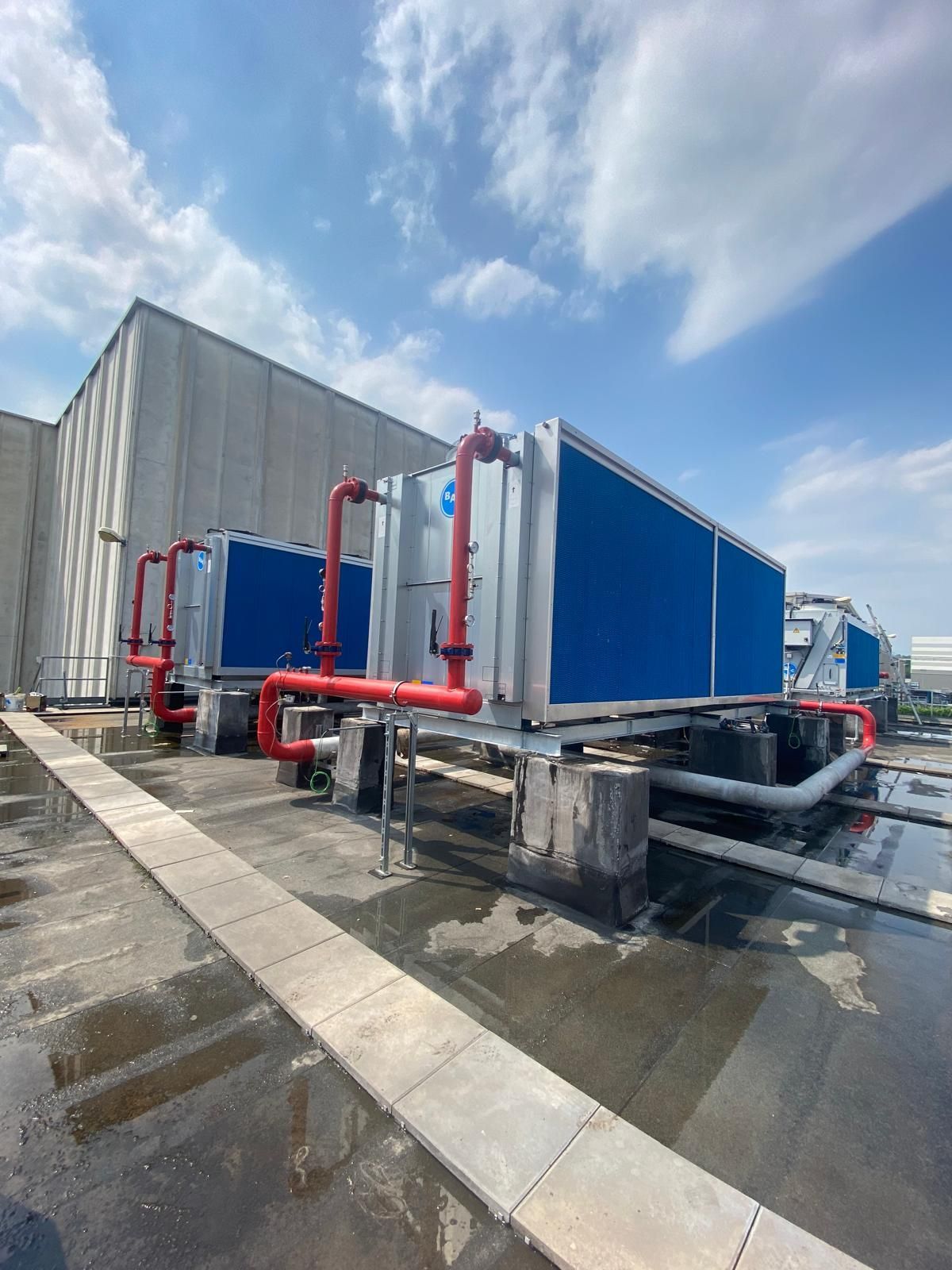 Un grande edificio da cui escono molti tubi.