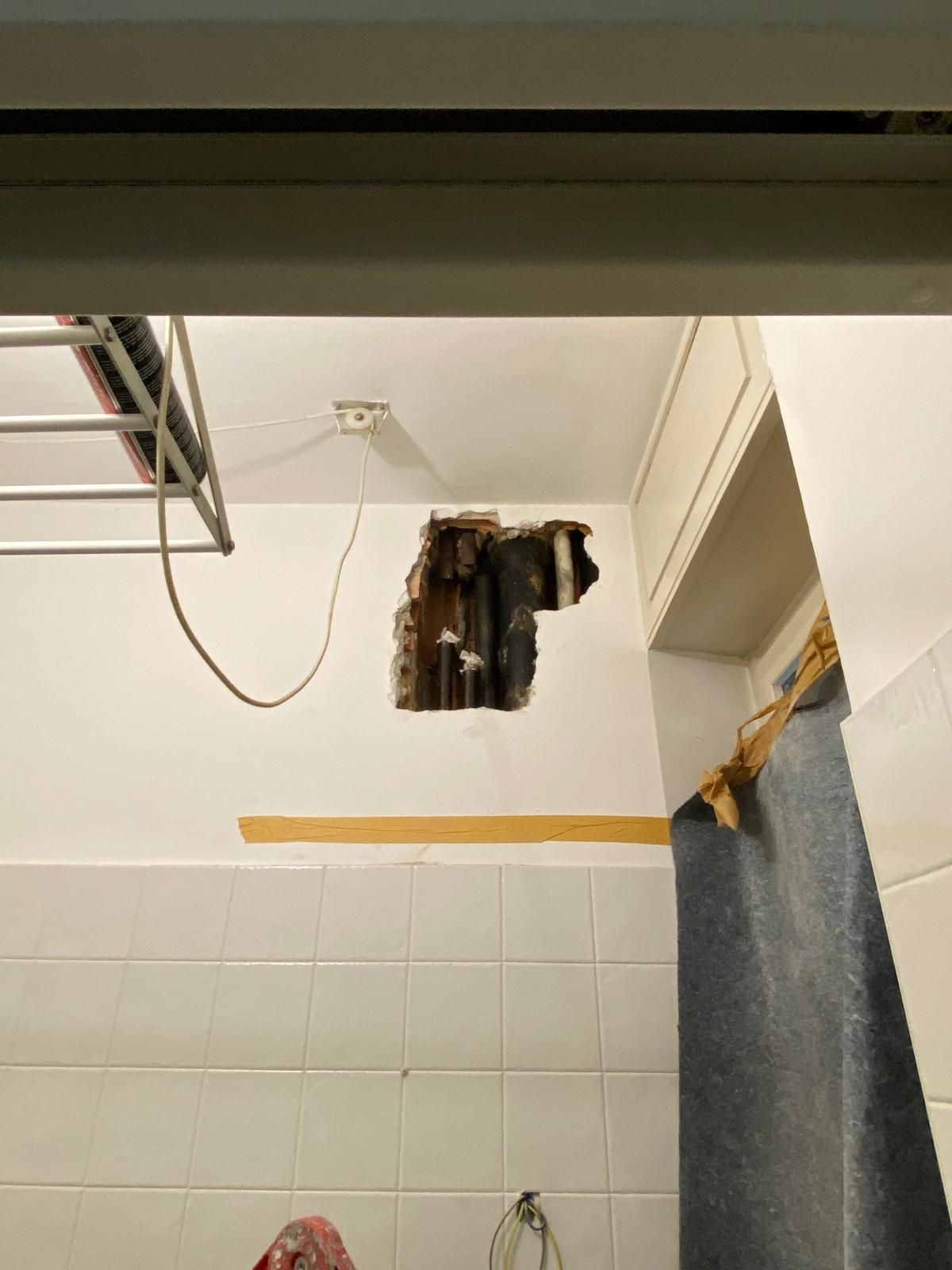 Un bagno con un buco nel soffitto