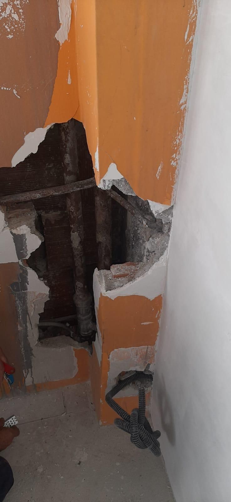 C'è un buco nel muro nell'angolo di una stanza.