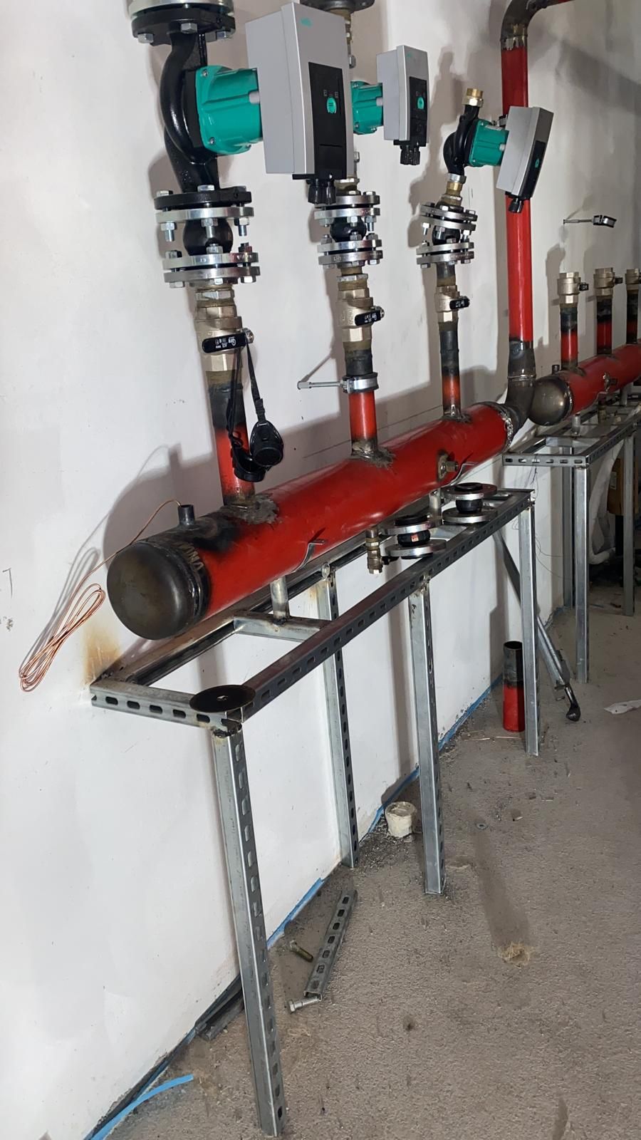 Un mucchio di tubi è appoggiato su un tavolo in una stanza.