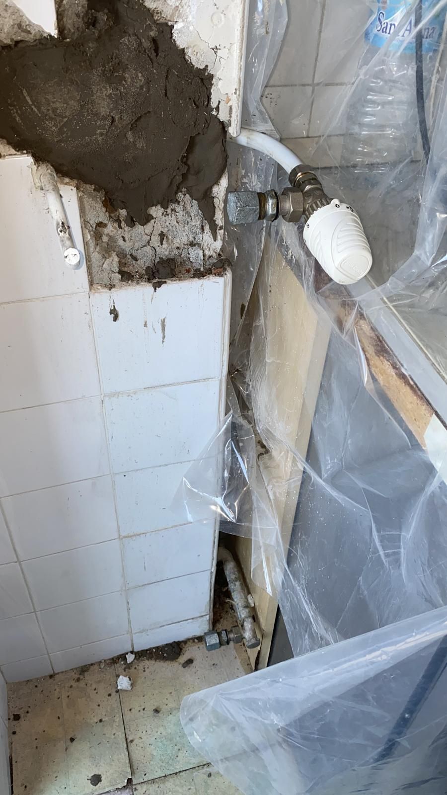 Un bagno con un lavandino e un rubinetto in fase di installazione.