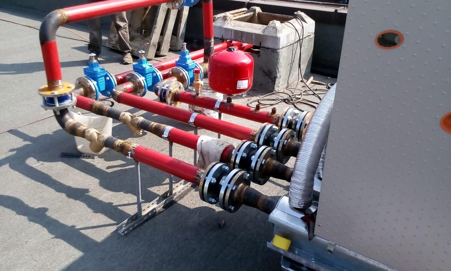 Un mucchio di tubi sono collegati a una macchina