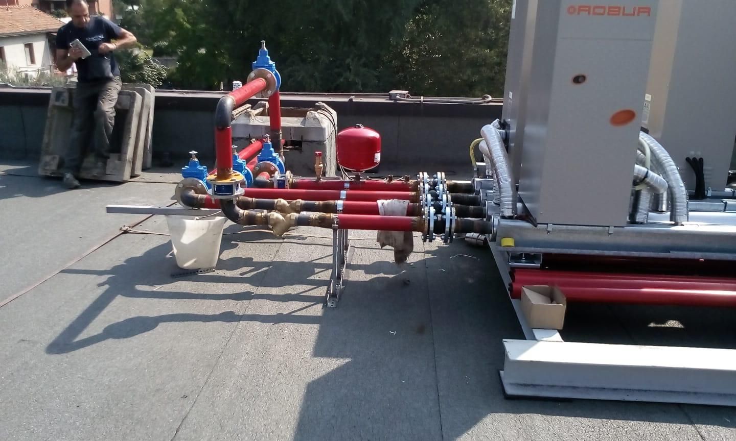 Un uomo è in piedi accanto a una macchina su cui è scritta la parola Apollo