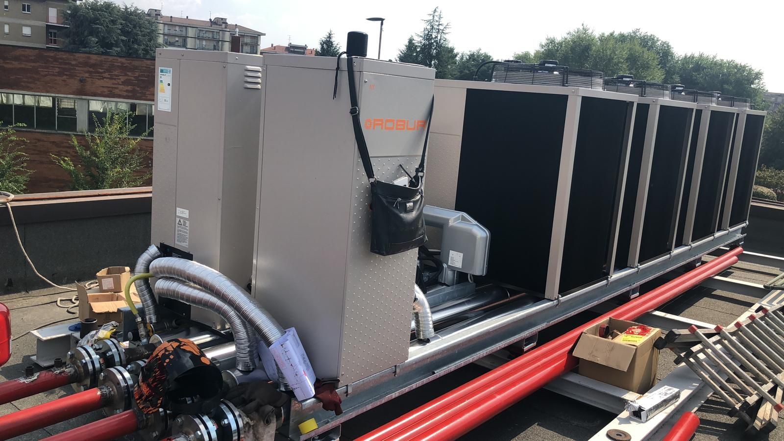 Una grande macchina è posizionata in cima a un tetto.