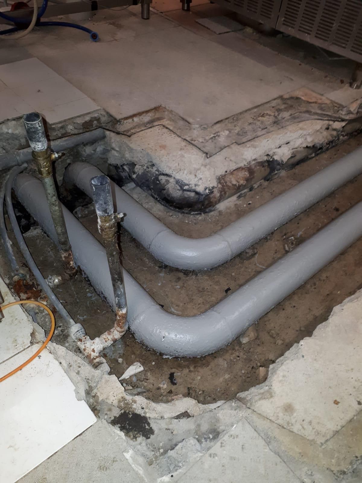 Un mucchio di tubi giace sul pavimento in una stanza.