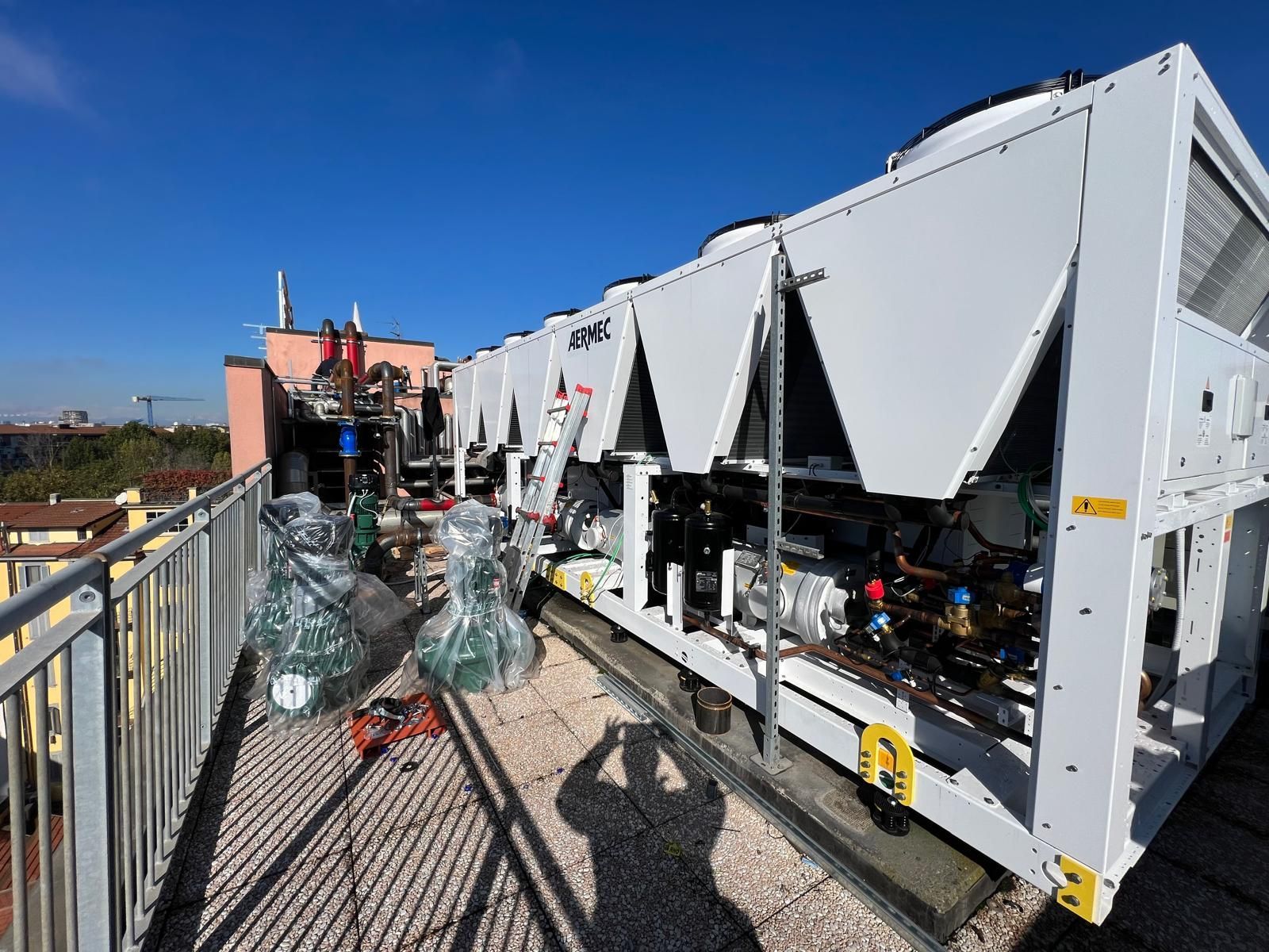 Una grande macchina bianca è posizionata in cima a un edificio.