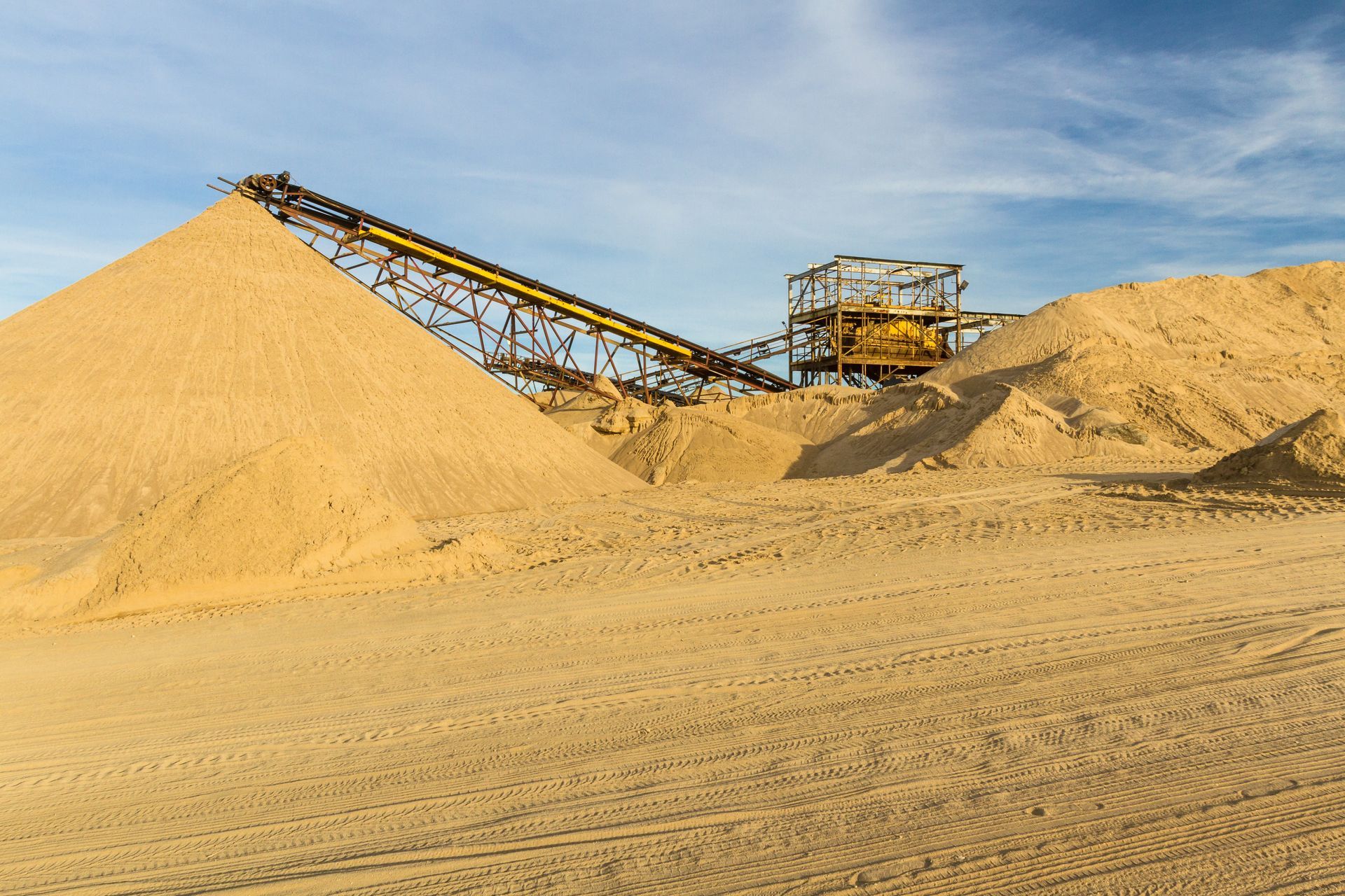 Conveyor belts in an installation for sorting sand from a sand supplier for construction activities.