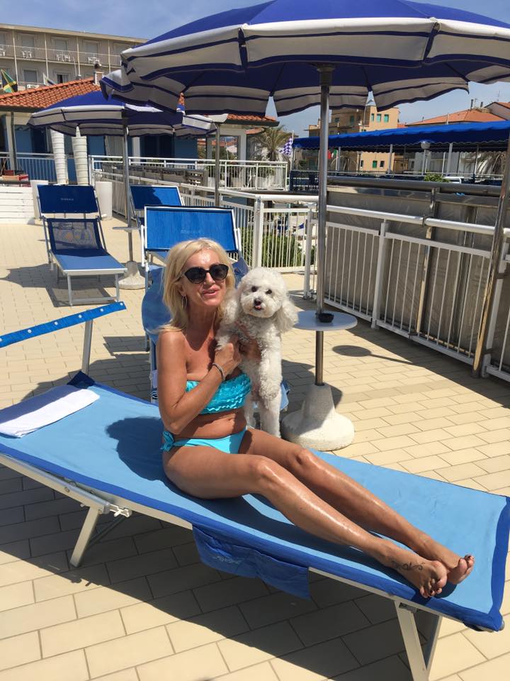 Cane con cappello di paglia