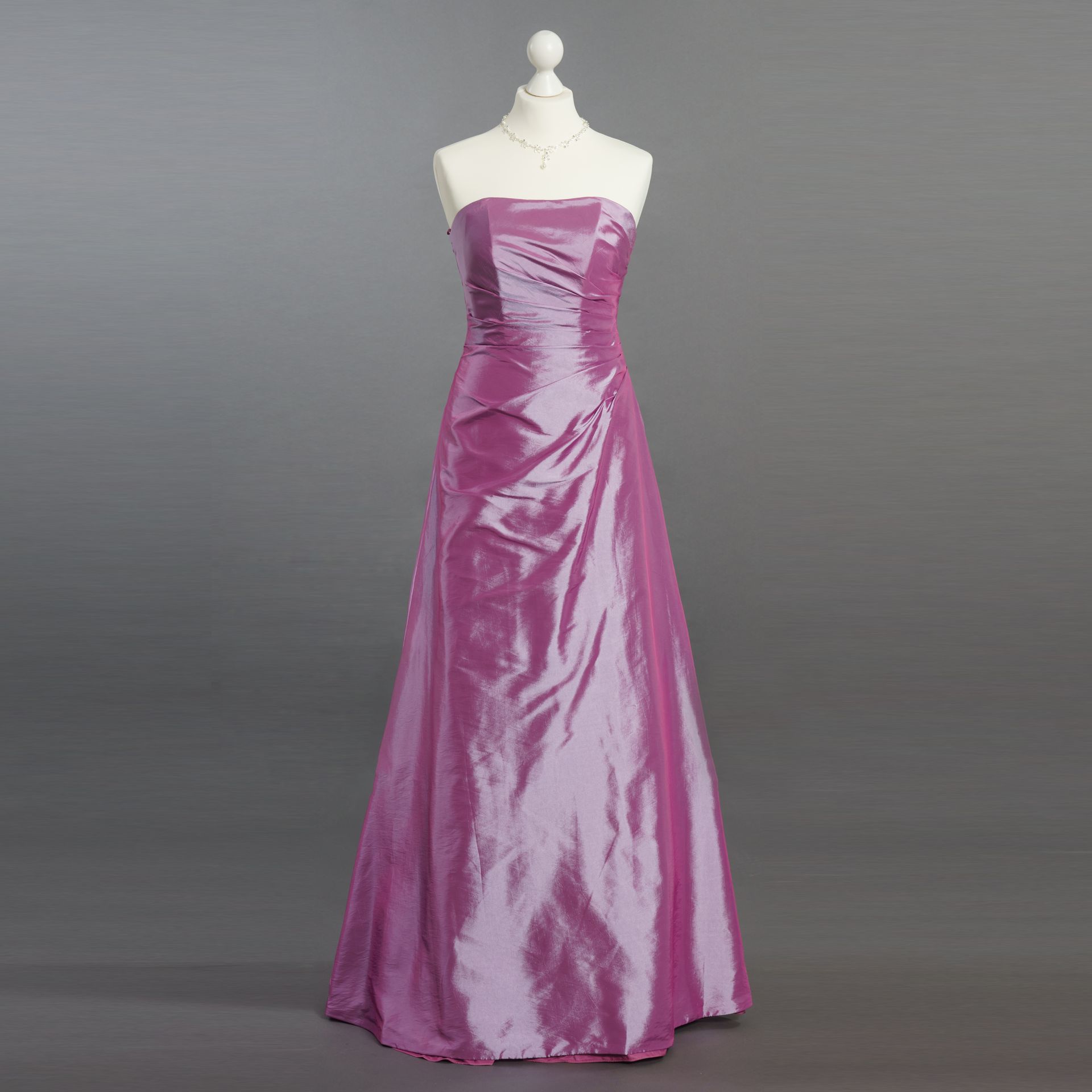 Ein lila trägerloses Kleid ist auf einer Schaufensterpuppe