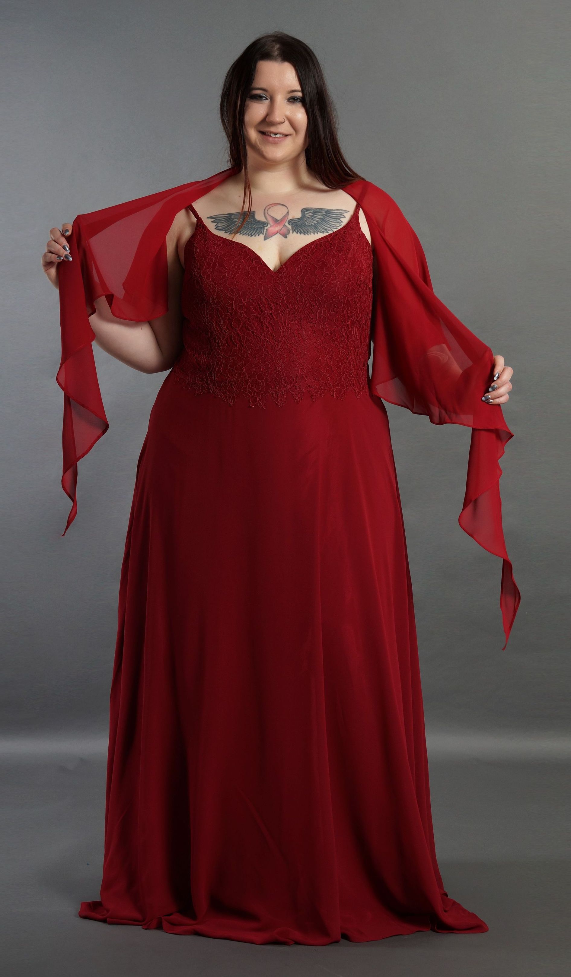 Eine Frau trägt ein rotes Kleid und einen roten Schal.