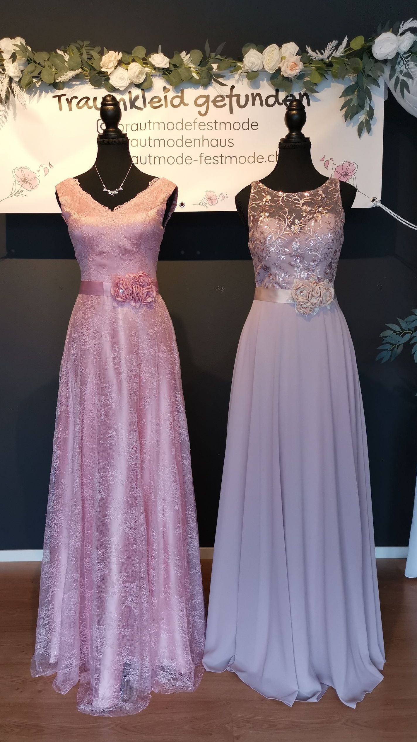 In einem Raum hängen zwei Kleider an Schaufensterpuppen.