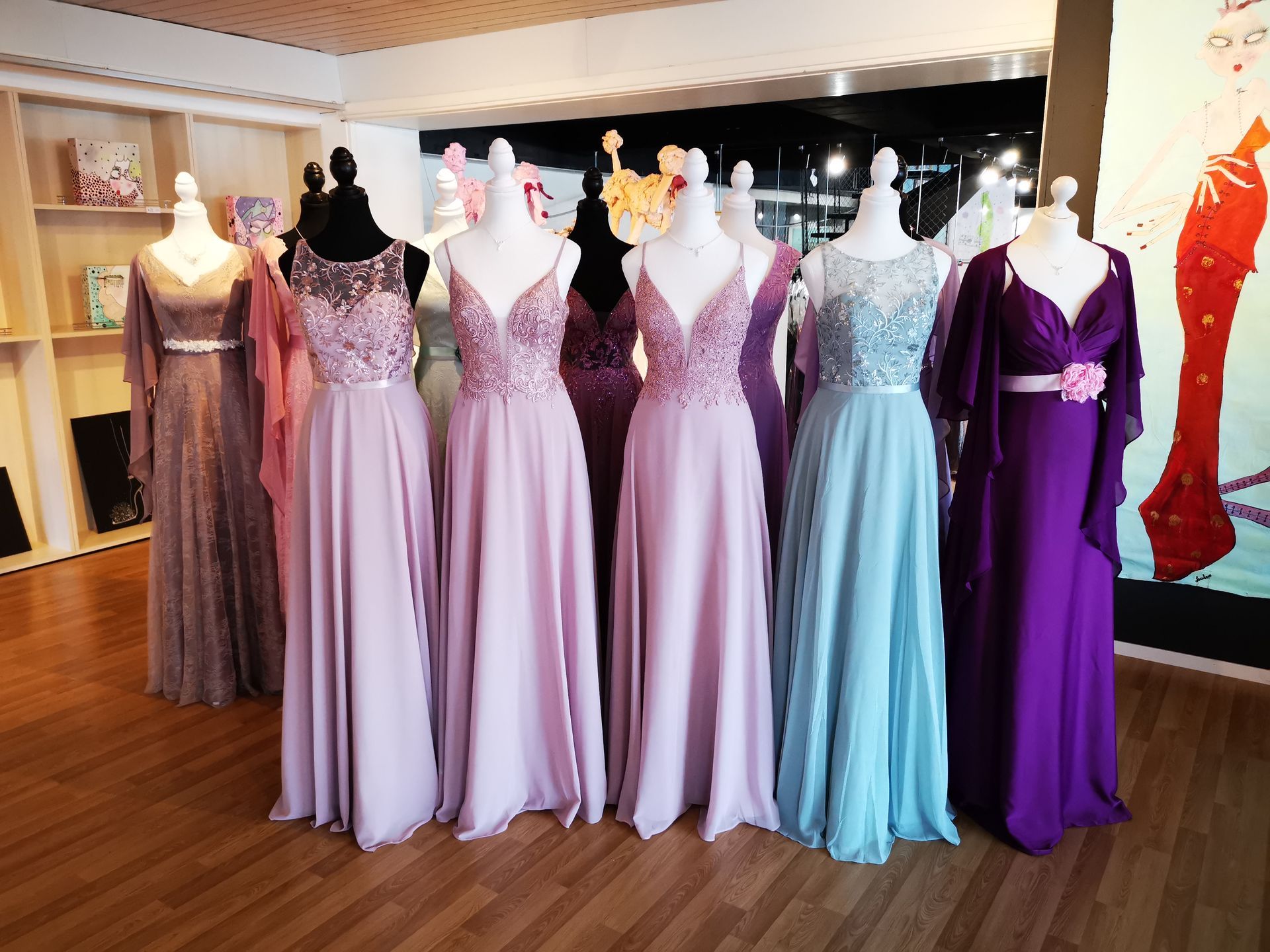 Ein Haufen Kleider auf Schaufensterpuppen in einem Geschäft