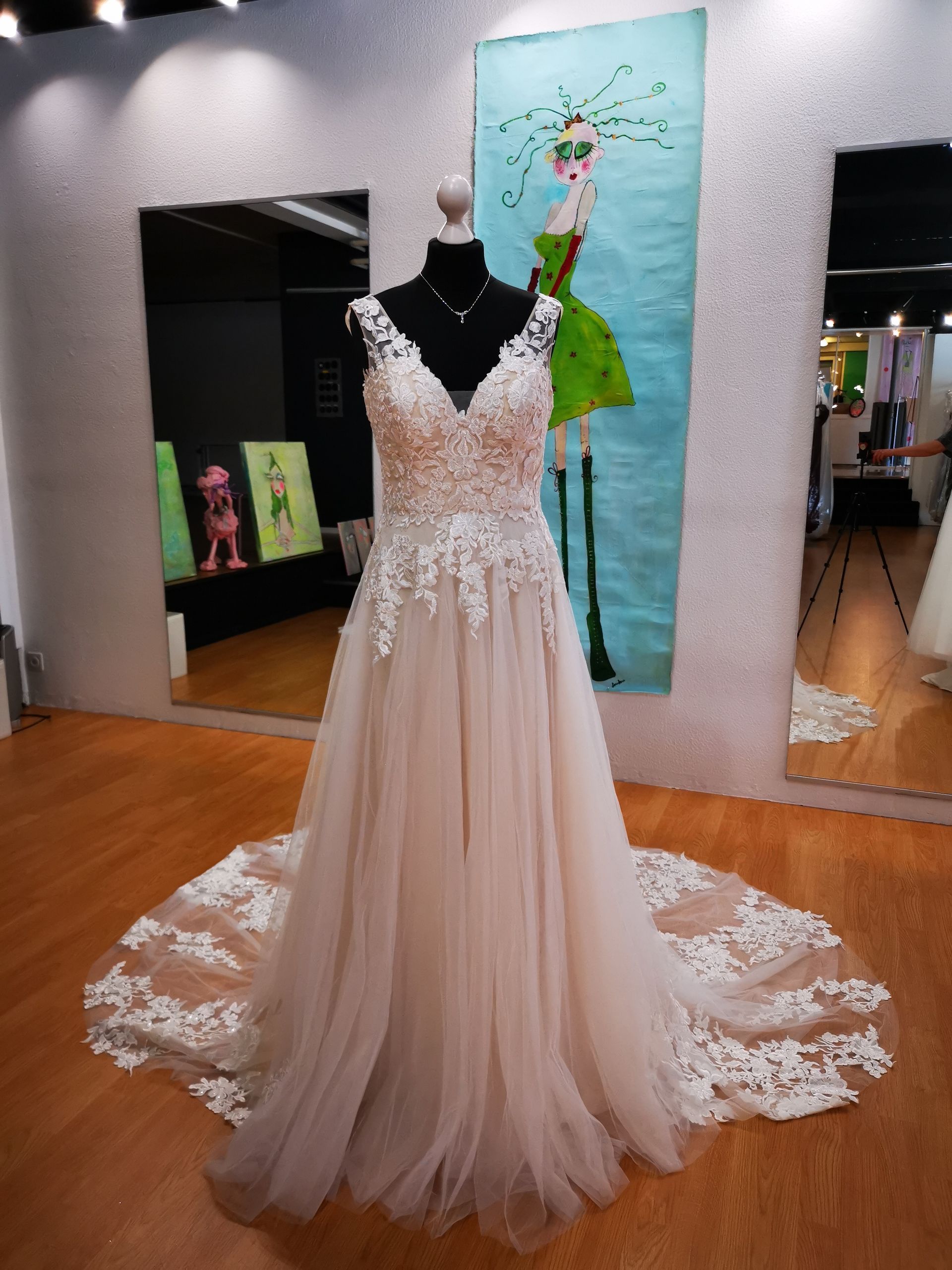 In einem Raum wird auf einer Schaufensterpuppe ein Brautkleid ausgestellt.