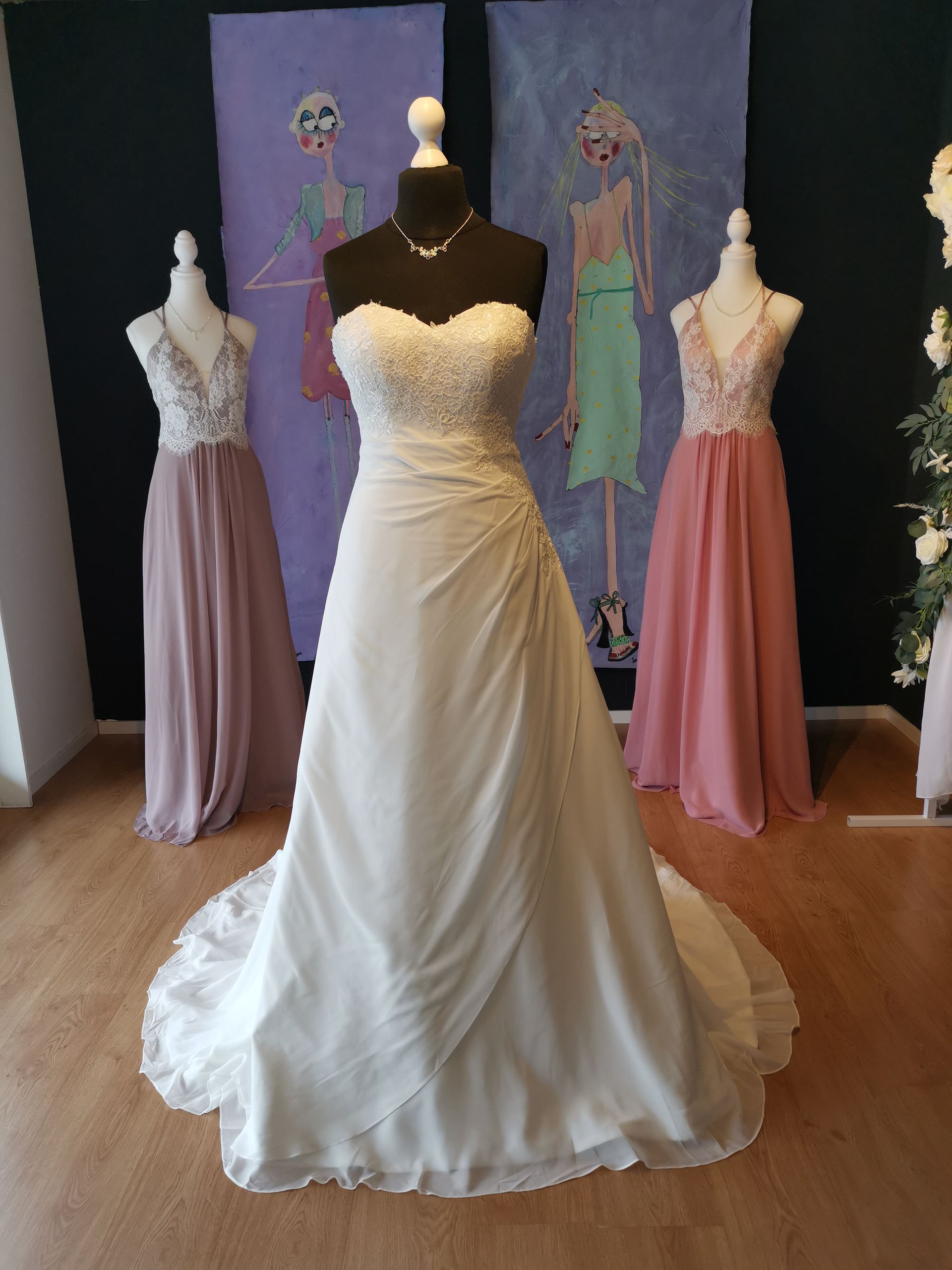 In einem Geschäft ist ein weißes Brautkleid ausgestellt