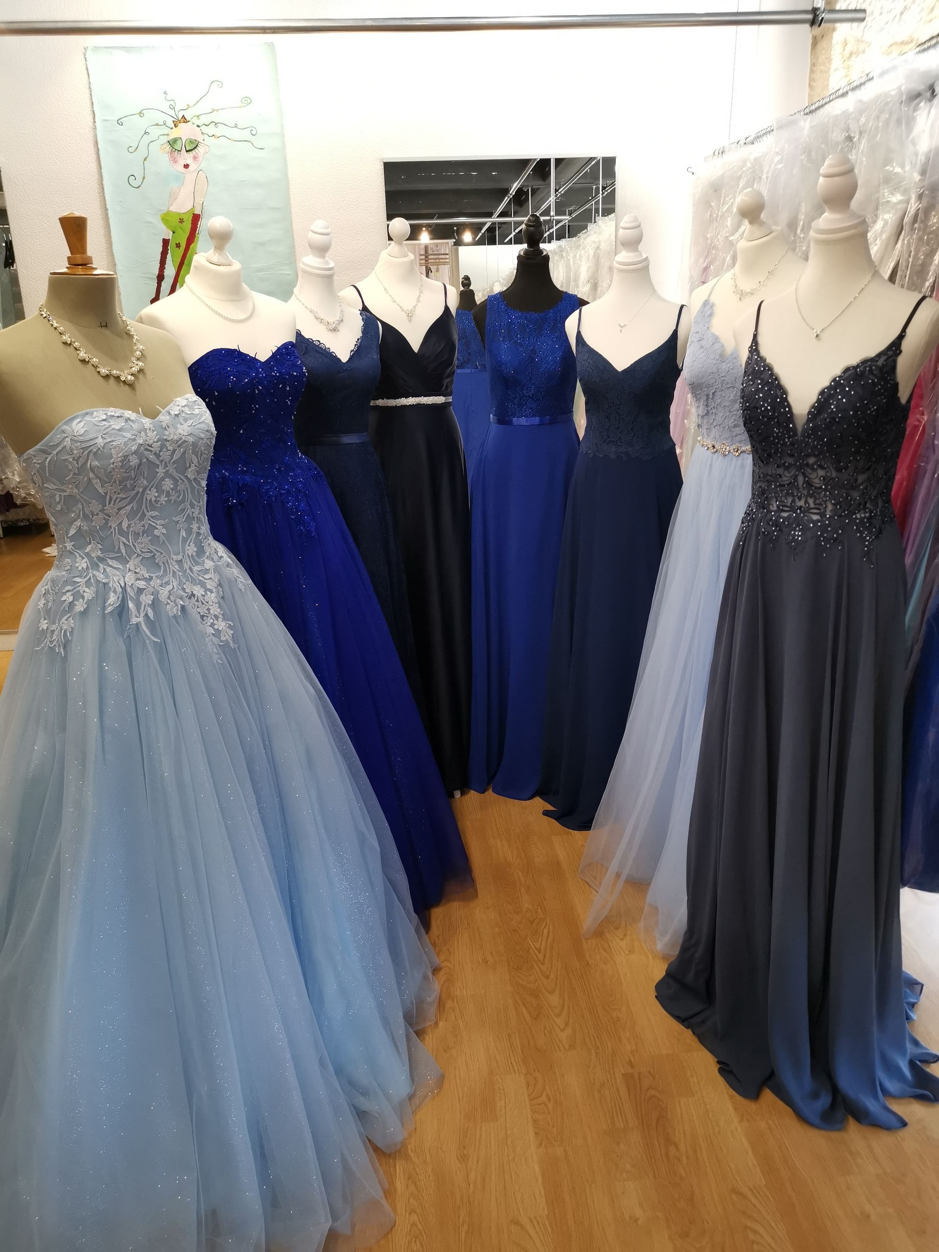 Ein Haufen Kleider auf Schaufensterpuppen in einem Geschäft