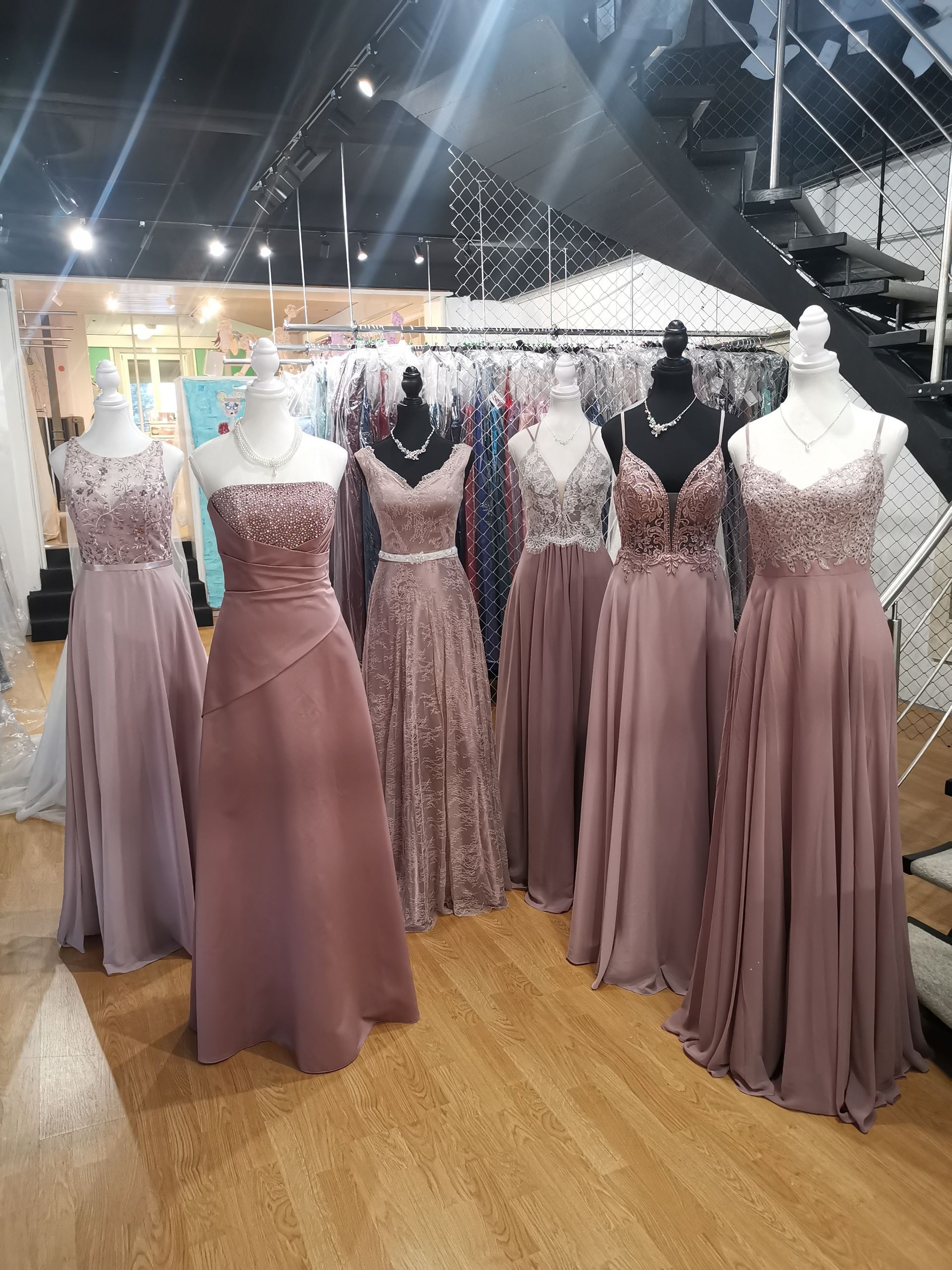 In einem Geschäft sind viele Kleider ausgestellt.