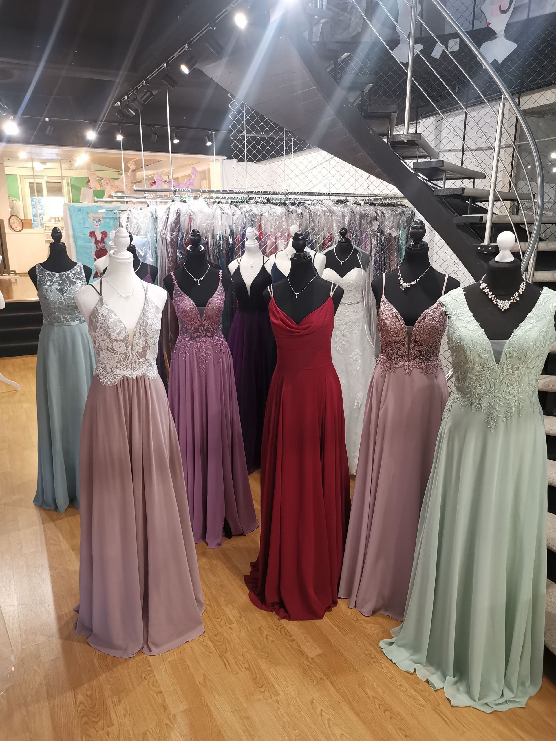 In einem Geschäft hängt ein Stapel Kleider an einer Stange.