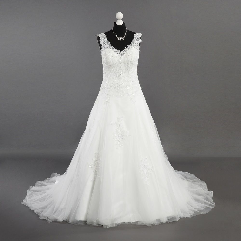 Ein weißes Brautkleid ist auf einer Schaufensterpuppe ausgestellt