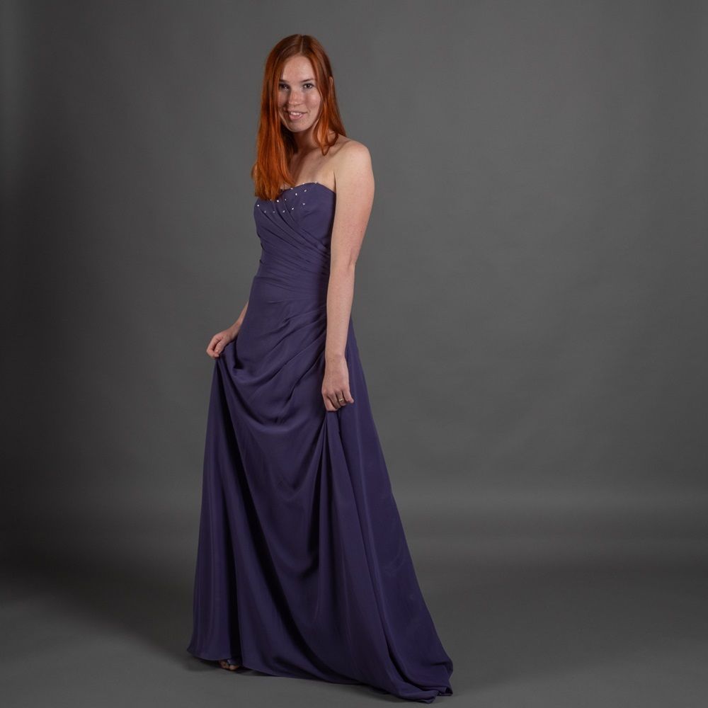 Eine Frau trägt ein lila trägerloses Kleid