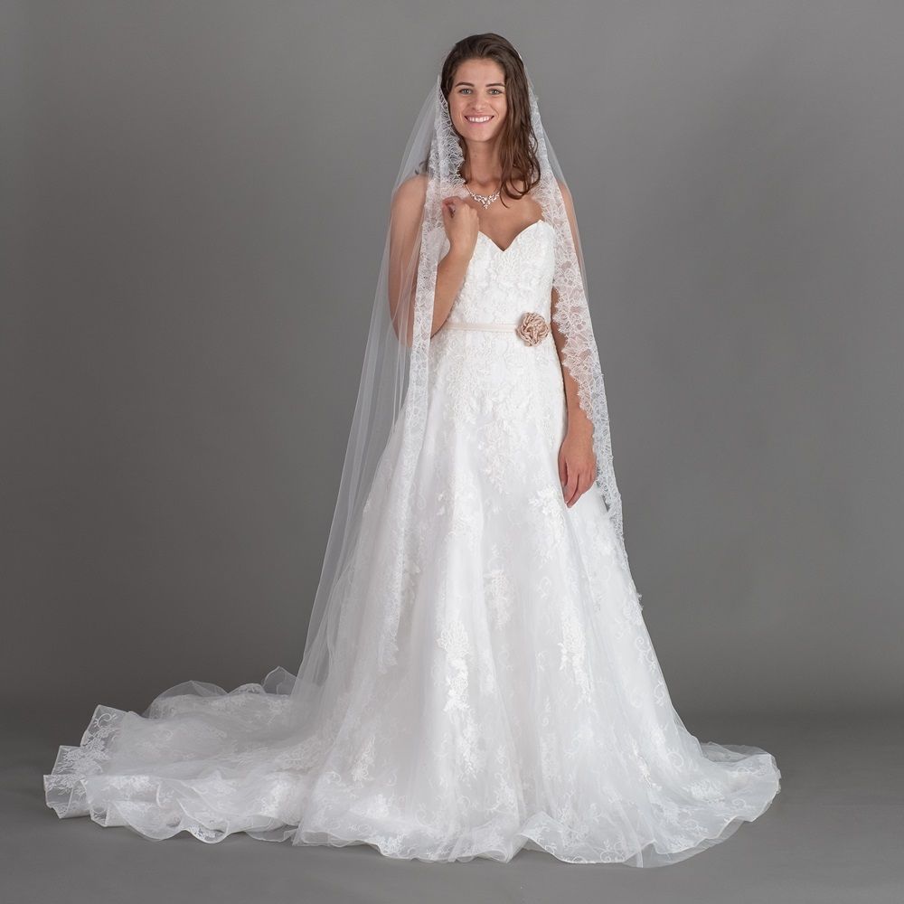 Eine Frau in einem Brautkleid mit einem Schleier auf dem Kopf