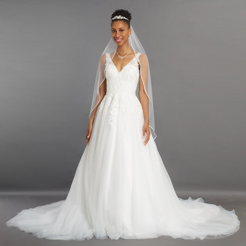 Eine Frau trägt ein weißes Brautkleid und einen Schleier