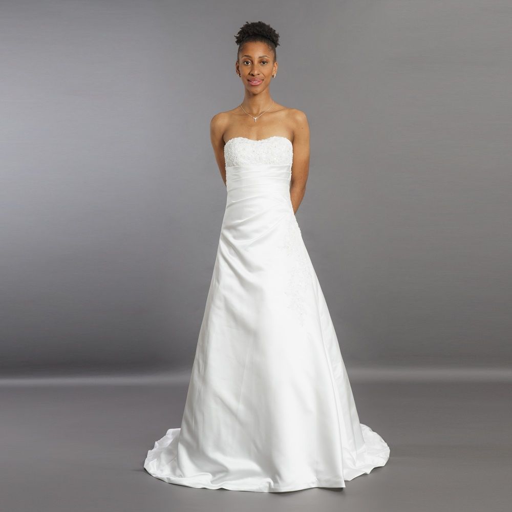 Eine Frau trägt ein weißes trägerloses Brautkleid