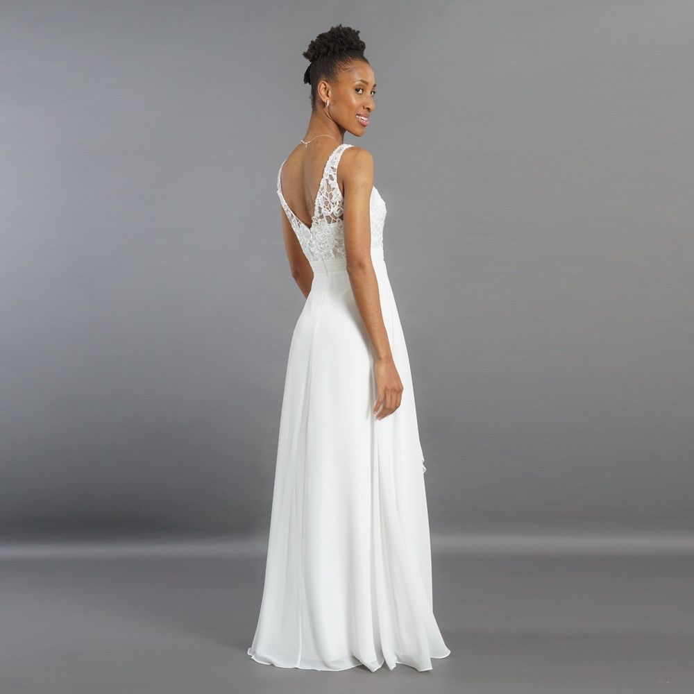 Der Rücken einer Frau in einem weißen Kleid