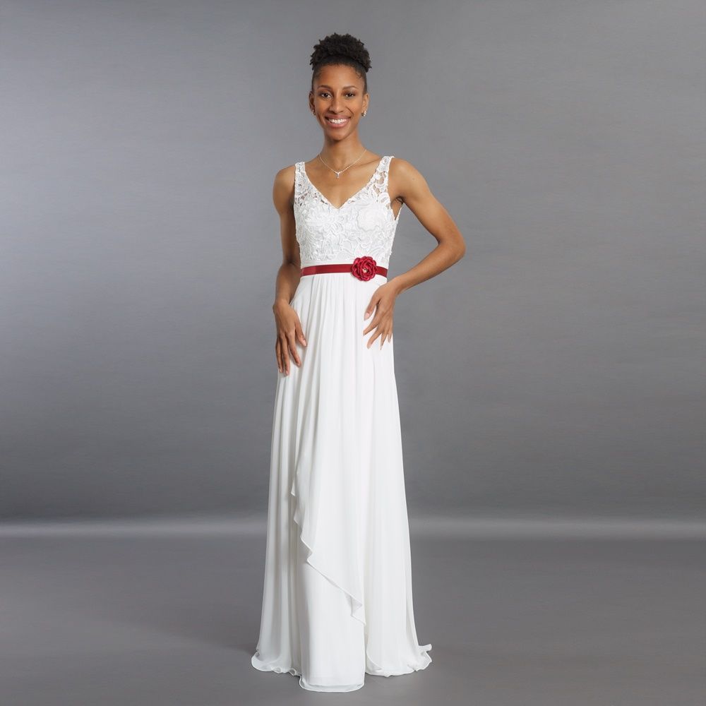 Eine Frau in einem weißen Kleid mit einem roten Gürtel