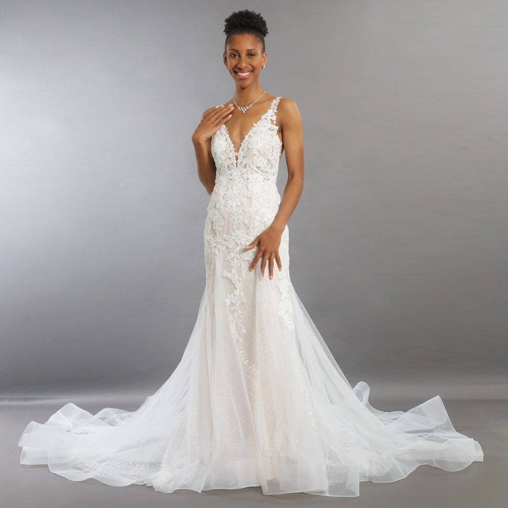 Eine Frau trägt ein weißes Brautkleid mit tiefem Ausschnitt