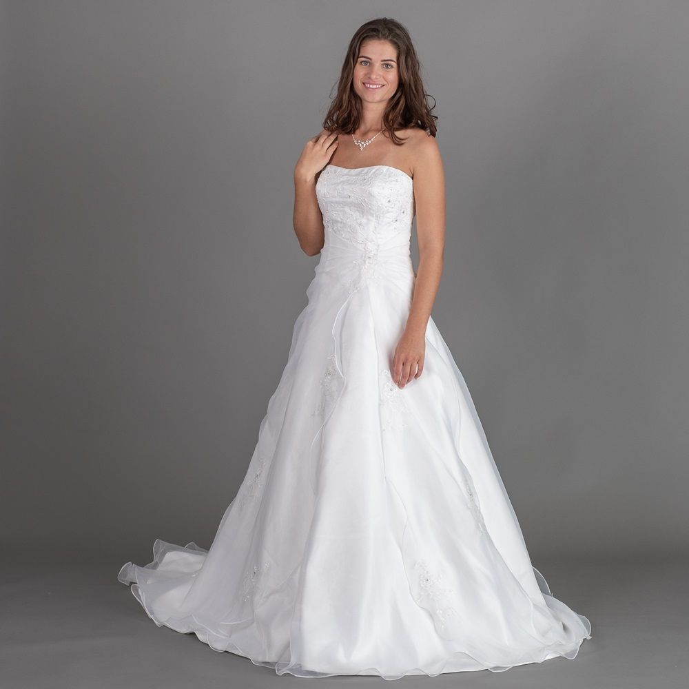 Eine Frau trägt ein weißes trägerloses Brautkleid