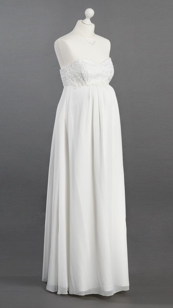 Auf einer Schaufensterpuppe hängt ein weißes Kleid vor grauem Hintergrund.