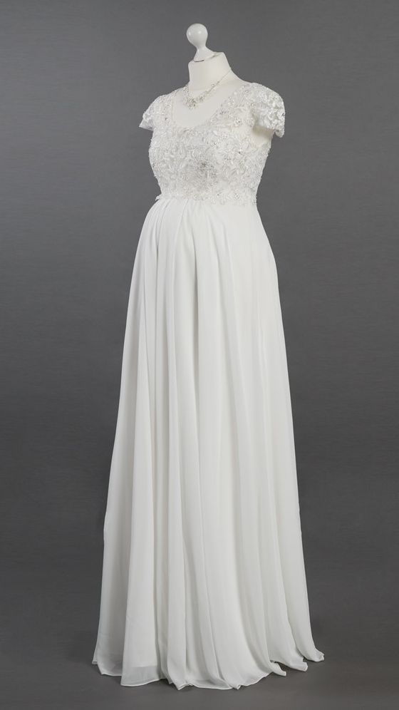 Auf einer Schaufensterpuppe hängt ein weißes Brautkleid.