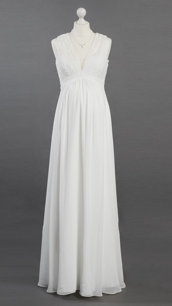 Auf einer Schaufensterpuppe hängt ein weißes Brautkleid.