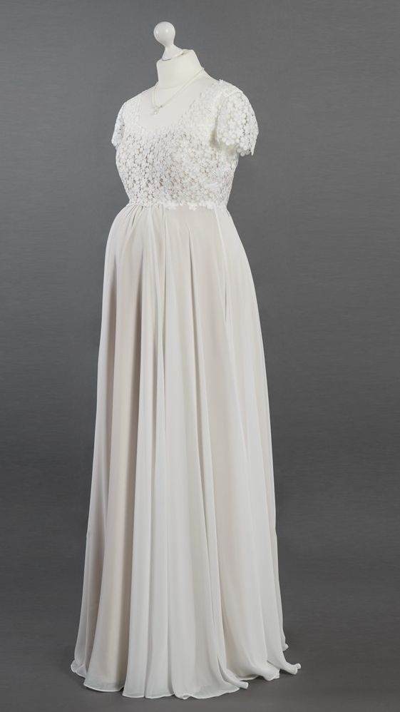 Auf einer Schaufensterpuppe hängt ein weißes Brautkleid.