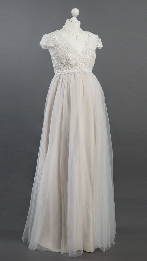 Auf einer Schaufensterpuppe hängt ein weißes Brautkleid.