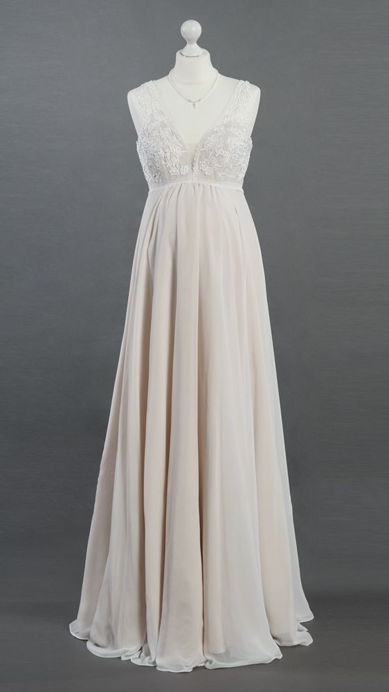 Auf einer Schaufensterpuppe hängt ein weißes Brautkleid.