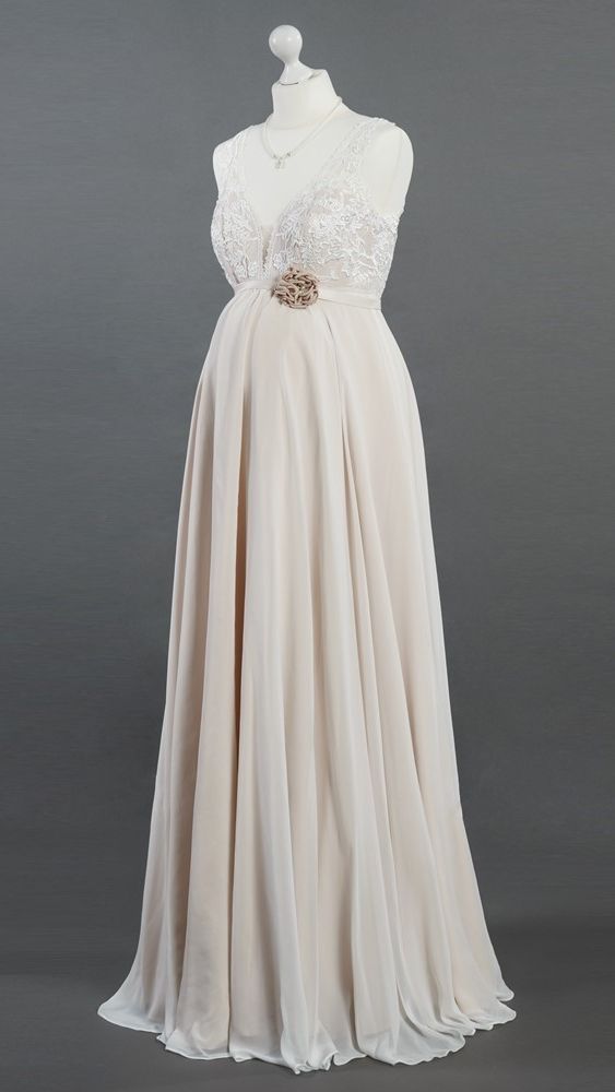 Auf einer Schaufensterpuppe hängt ein weißes Brautkleid.