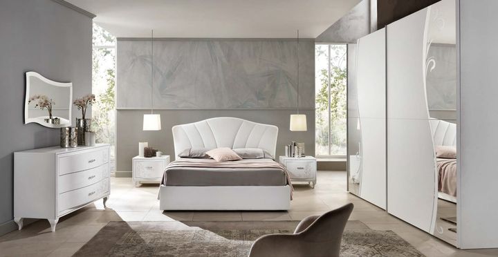 Camera da letto con mobili e complementi d'arredo in stile moderno