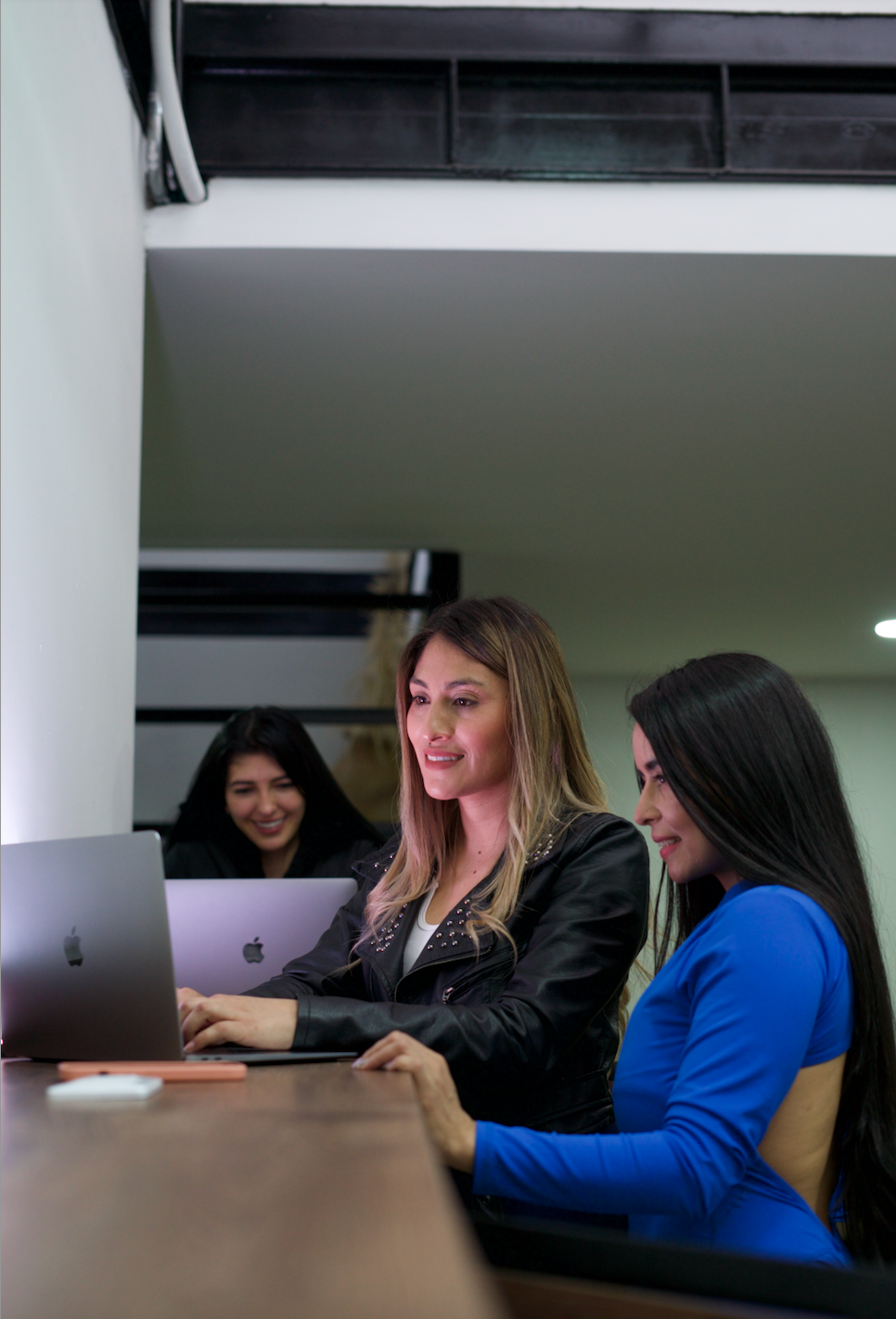 Una sala de estar con sofá, mesa y sillas.