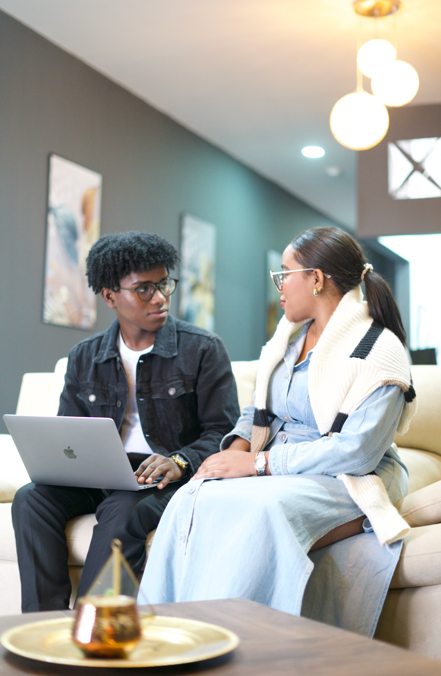 Una sala de estar con sofá , mesa de café y televisión.