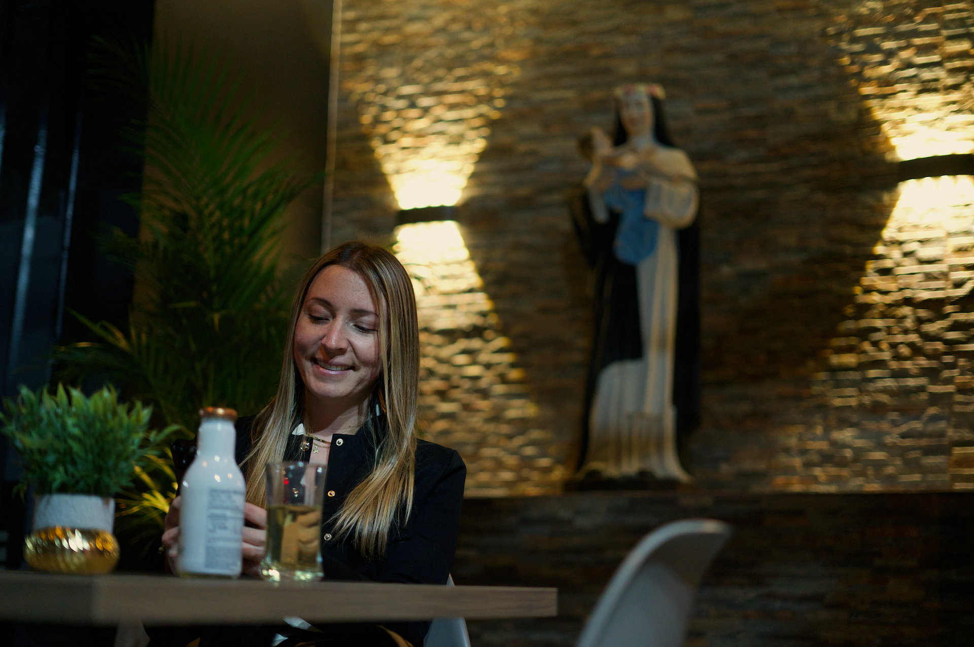 Una habitación con muchas mesas y sillas.