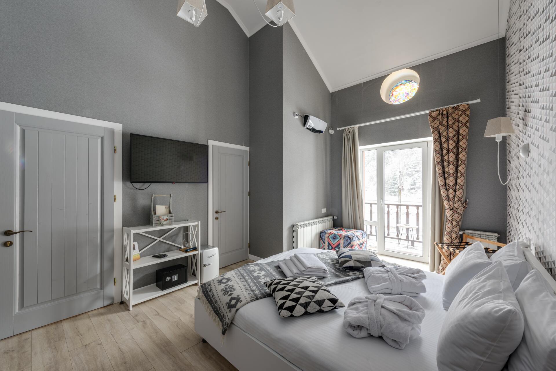 Un dormitorio con una cama grande y una televisión de pantalla plana.