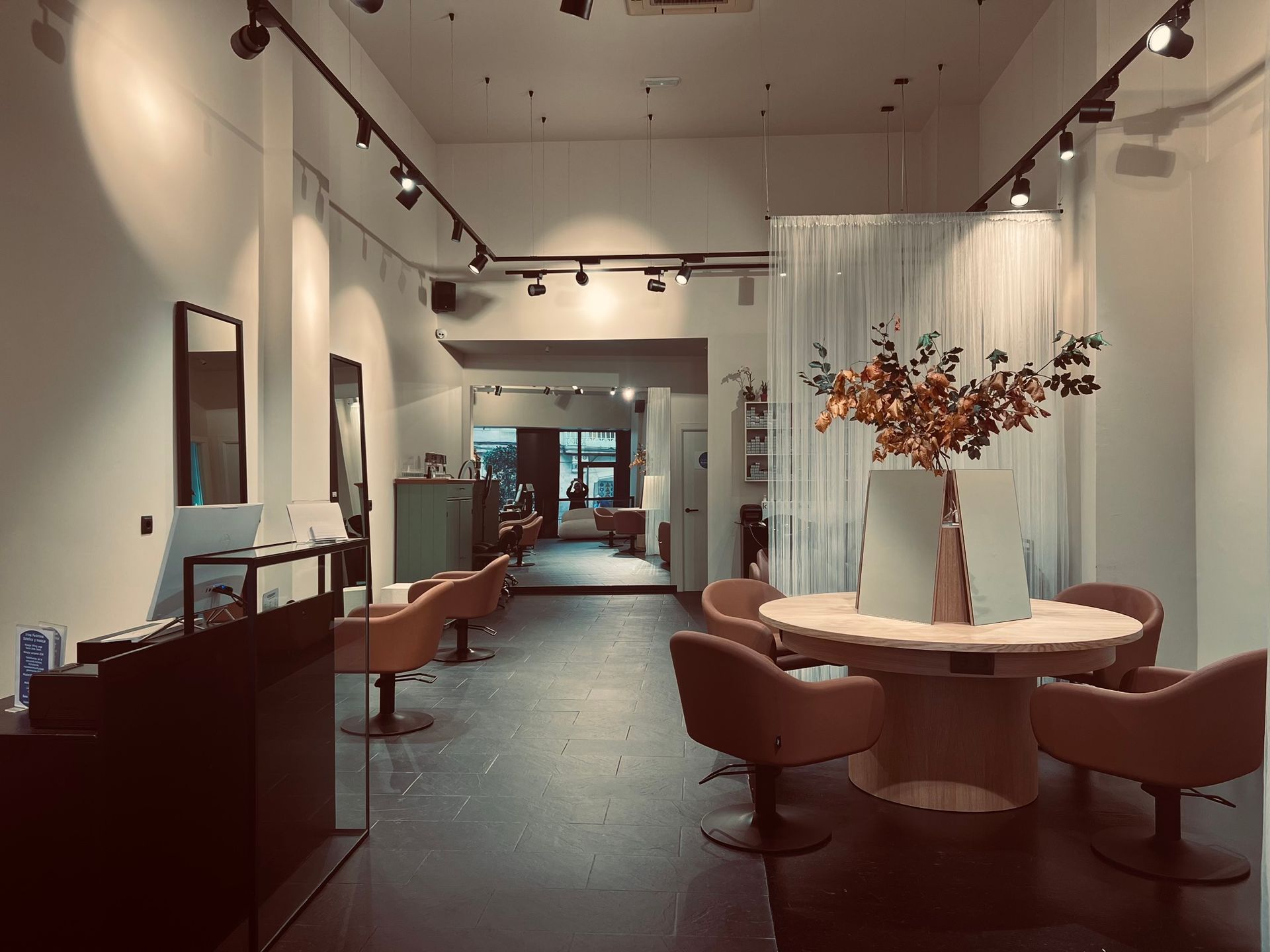 Una habitación grande con una mesa y sillas.