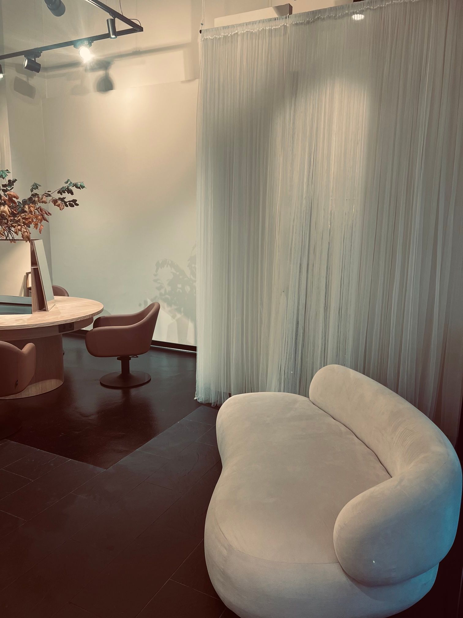 Hay un sofá en el medio de la habitación.